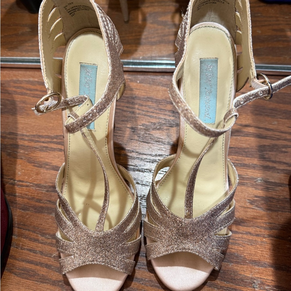 Betsey Johnson Gold Glitter Tstrap elegant heels